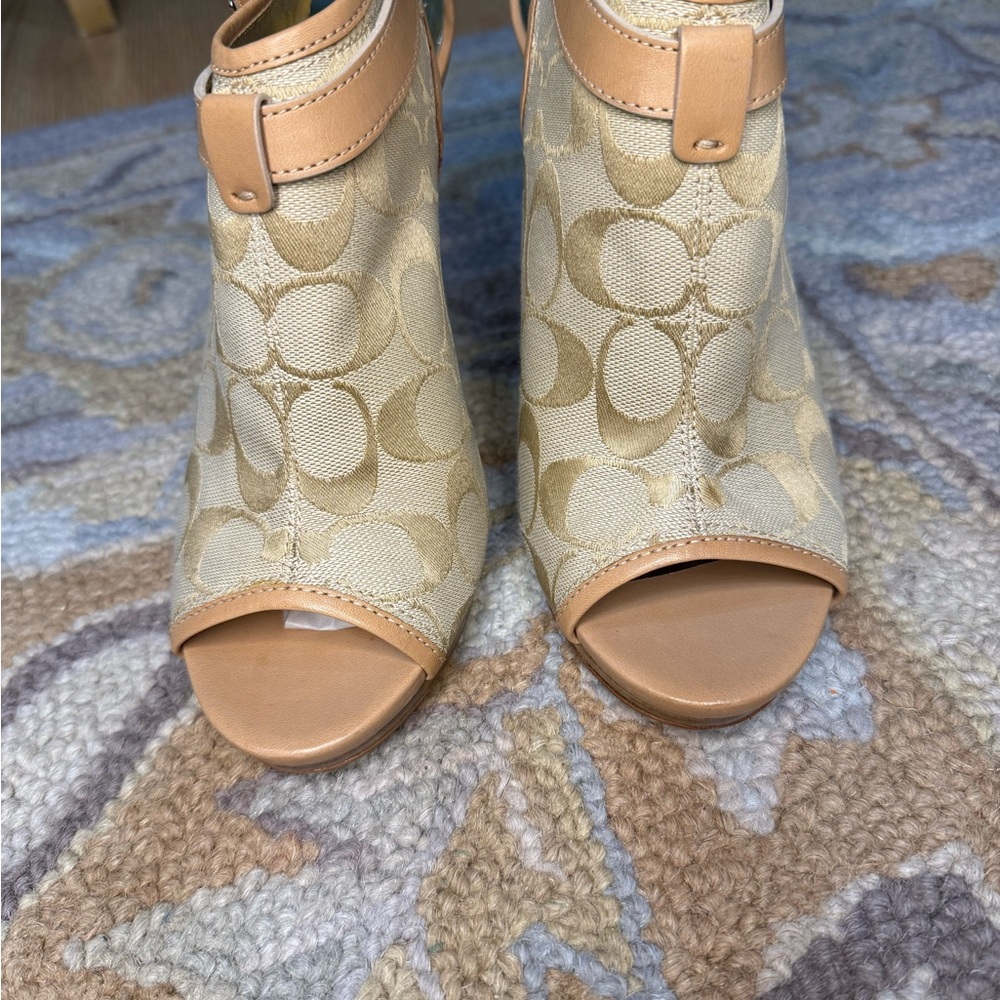 Coach Women’s Heels Size 8.5 (Fit Like 7) Beige Signature Canvas Peep Toe - Picture 4 of 9